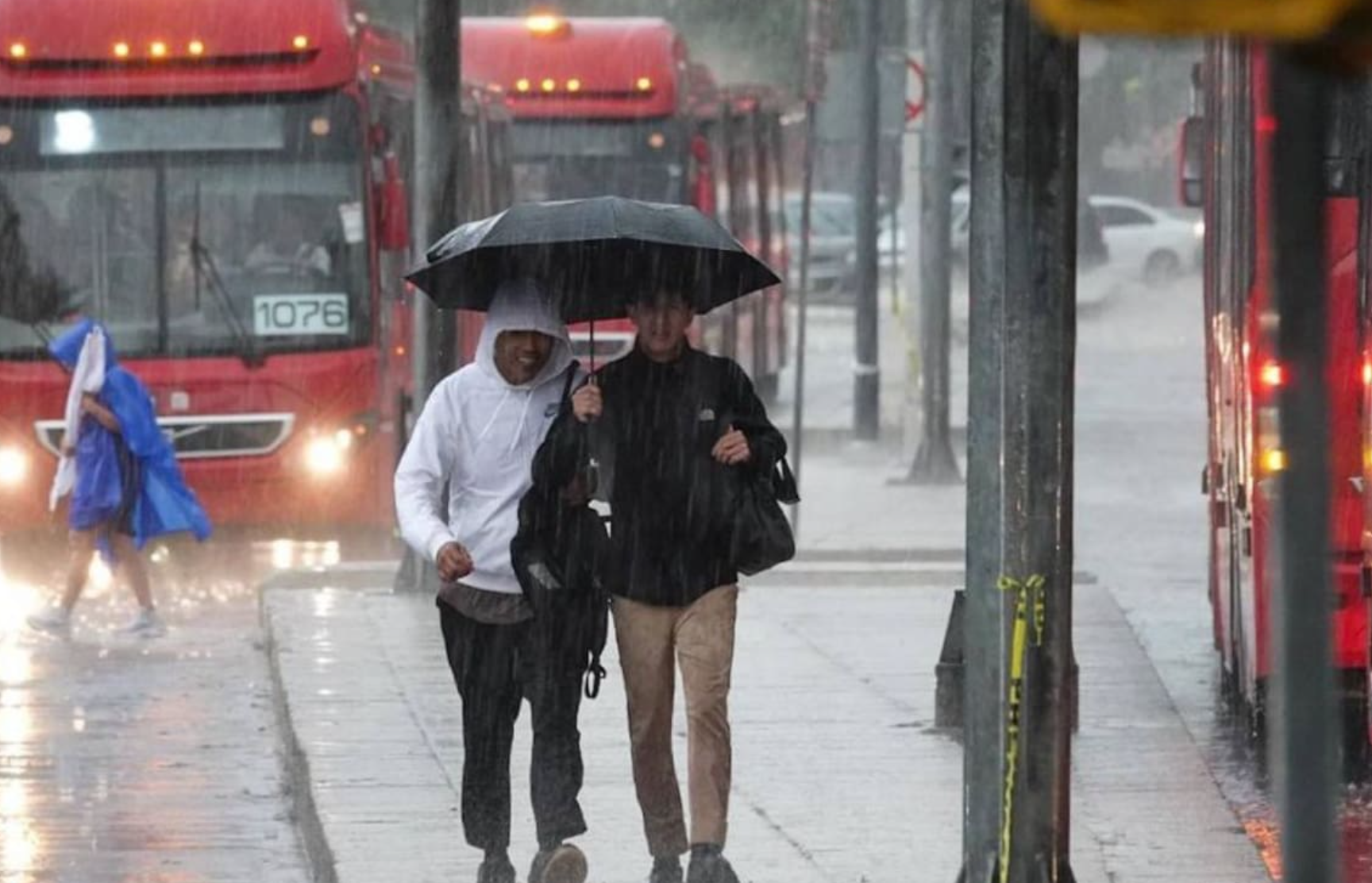 Frente frío y onda tropical 13 con lluvias fuertes e intensas